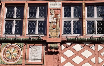 Rathaus Büttelborn mit Sauerkraut-Männchen